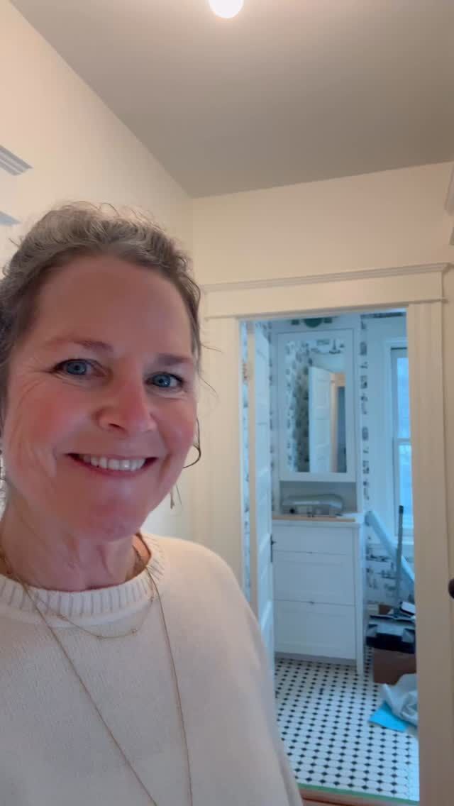 Check out the new wallpaper in this renovated new englander! Can you spot the lady with the shopping bags? 🛍️

Follow Amy Dutton Home on Pinterest to see some wallpaper favorites and more! Link in bio